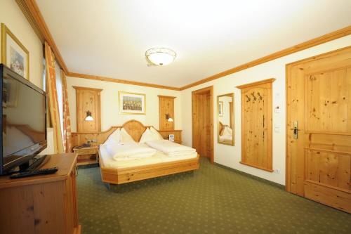 Een bed of bedden in een kamer bij Hotel Garni Alpenland