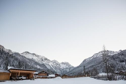 a snow covered mountain range with houses and mountains at Saghäusl in Mitterkleinarl