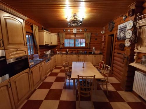 a kitchen with a table and chairs in a cabin at Villa Kazaw in Kaszó