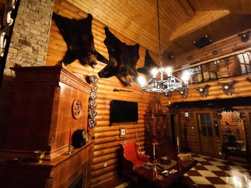 um quarto com uma parede de madeira com morcegos na parede em Villa Kazaw em Kaszó