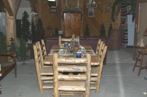 un tavolo e sedie in legno in una stanza di Prairie Creek Inn a Walton