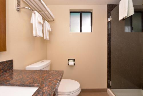 Kylpyhuone majoituspaikassa Bay View Inn - Morro Bay