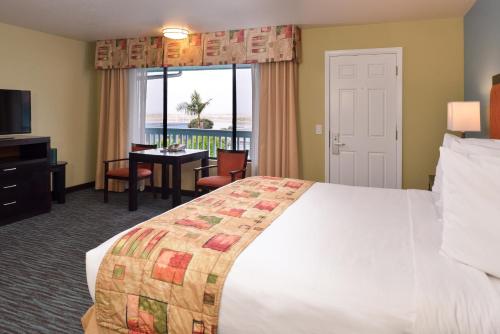 Кровать или кровати в номере Bay View Inn - Morro Bay