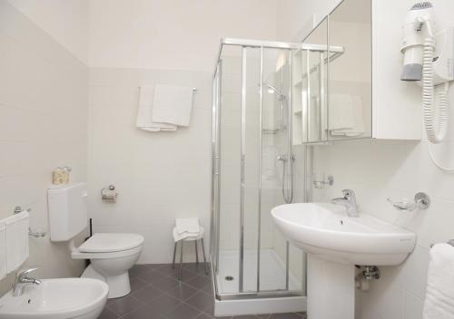 uma casa de banho com um WC, um lavatório e um chuveiro em Hotel Mediterranee em Génova