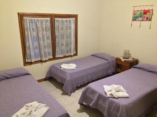 Ένα ή περισσότερα κρεβάτια σε δωμάτιο στο Cabañas El Tirol