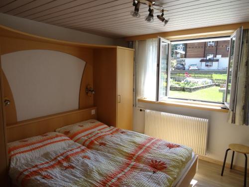 サース・アルマゲルにあるChalet Wiesengrundのベッドルーム(ベッド1台、窓付)