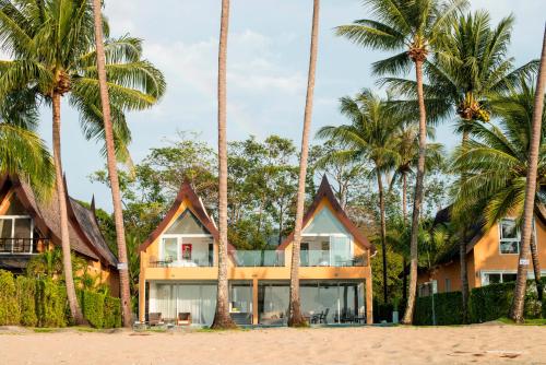 una casa en la playa con palmeras en Sunset Emily Villas & Rooms en Ko Chang