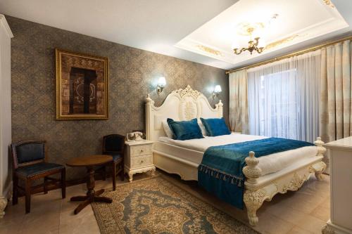 A bed or beds in a room at Bablin Butik Otel