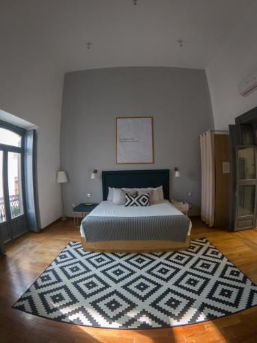 a bedroom with a bed and a rug on the floor at Markee Hotel Boutique in Querétaro