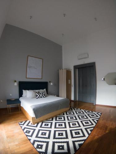 a bedroom with a bed and a black and white rug at Markee Hotel Boutique in Querétaro
