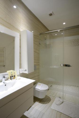 Un baño de The Penthouse Suites Hotel