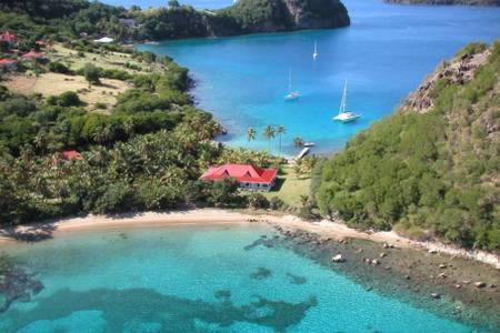 una vista aérea de una playa con una casa en AUX ILES d'AMOUR, en Terre-de-Haut