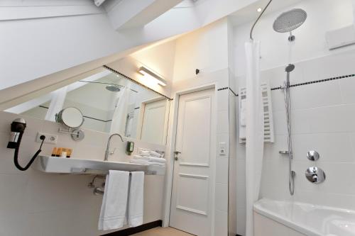 a bathroom with a sink and a mirror at Hotel Spiess & Spiess in Vienna