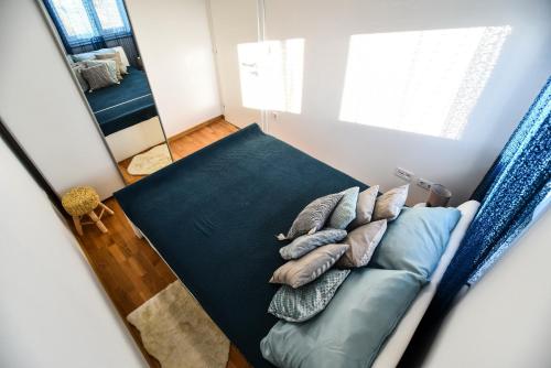 1 dormitorio con cama con almohadas y espejo en Apartman Mar, en Nin