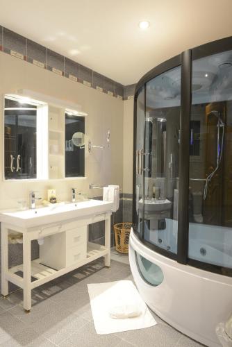Un baño con dos lavabos y una ducha. en The Penthouse Suites Hotel, en Túnez
