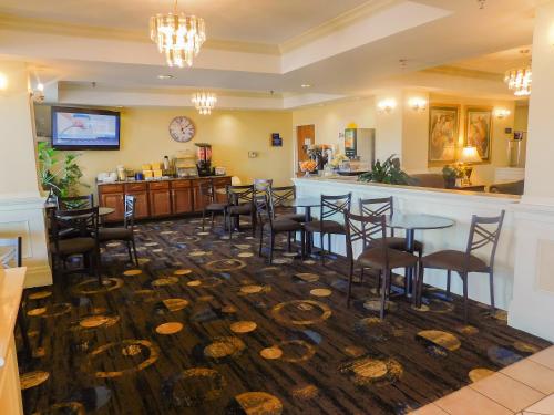 a bar with chairs and tables in a room at Days Inn & Suites by Wyndham Pocahontas in Pocahontas