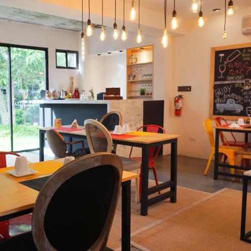 a restaurant with tables and chairs and a counter at Kaleo Hotel Boutique in San Salvador