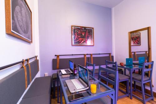 a room with a table with two laptops on it at Mala Vecindad Beer Hotel in Mexico City