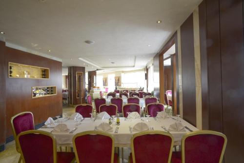 Un restaurante o sitio para comer en The Penthouse Suites Hotel
