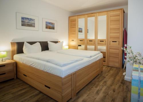 ein Schlafzimmer mit einem großen Bett mit weißer Bettwäsche in der Unterkunft Welcome in - Am Bergelchen 58-J in Winterberg