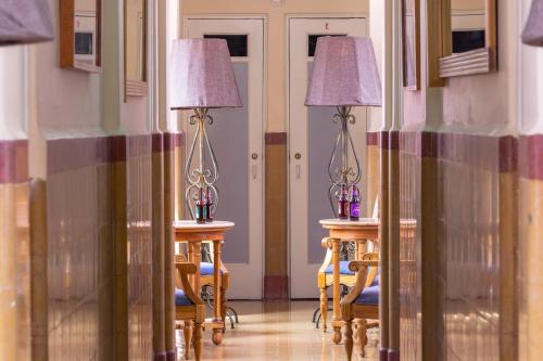 a hallway with two tables with lamps on them at Mala Vecindad Beer Hotel in Mexico City