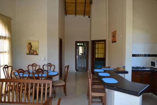 a kitchen and dining room with a table and chairs at Condominio Atlantis in Coveñas