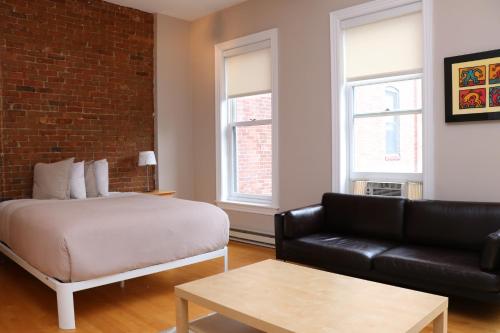 sala de estar con cama y sofá en Furnished Studio in the South End #4, en Boston