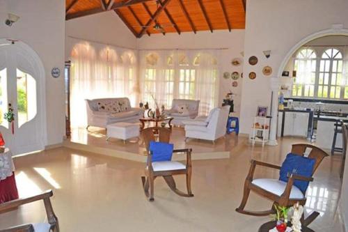 a large living room with chairs and a table at Condominio Atlantis in Coveñas