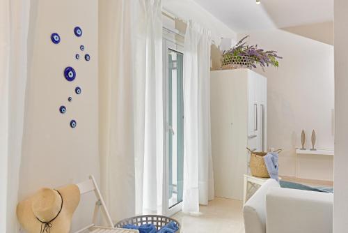 Ágios Matthaíos的住宿－Giorgos & Maria Villas，白色的客厅配有白色的沙发和窗户