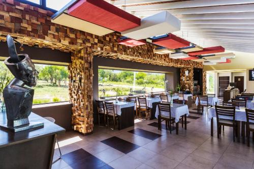 Un restaurante u otro lugar para comer en A Hotel Decosuites