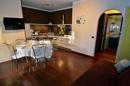 Η κουζίνα ή μικρή κουζίνα στο Erno Apartment
