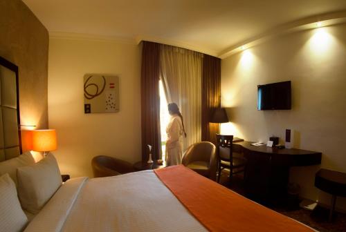 Un ou plusieurs lits dans un hébergement de l'établissement Meneur Hotel