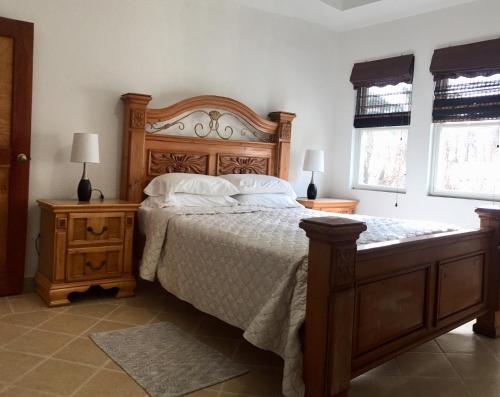 Postel nebo postele na pokoji v ubytování Caye Reef Condos