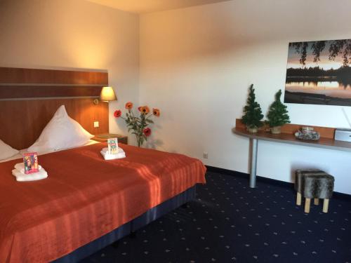 Ein Bett oder Betten in einem Zimmer der Unterkunft Seesicht Appartements am Kranichsee