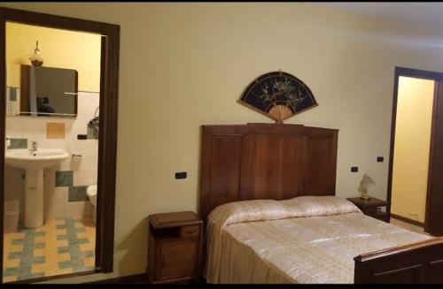 ein Schlafzimmer mit einem Bett, einem Waschbecken und einem Spiegel in der Unterkunft Georgerock in Grimaldi