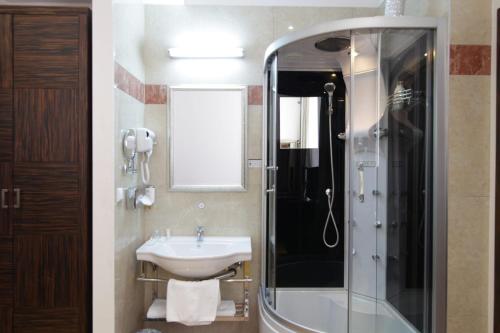 Ein Badezimmer in der Unterkunft Best Western Plus Hotel Arcadia