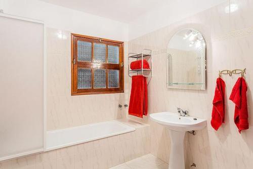 
A bathroom at Canada do Parragil Villa Sleeps 10
