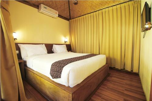 A bed or beds in a room at Cempaka Villa