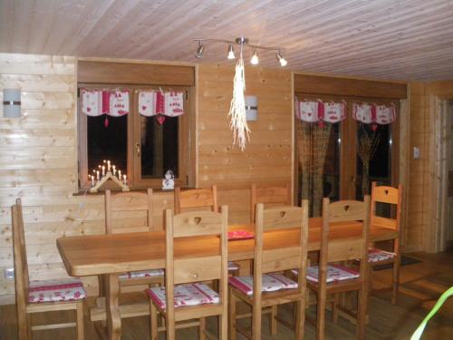 a dining room with a wooden table and chairs at Gite IM-BERG in Metzeral
