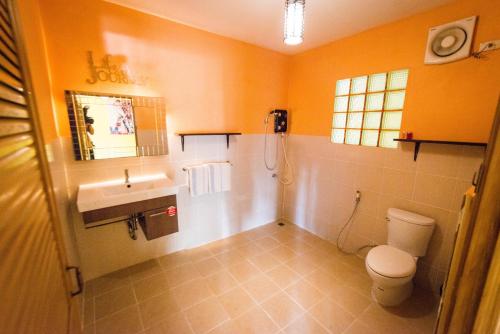 y baño con aseo y lavamanos. en Janrassamee Home Stay en Ko Chang