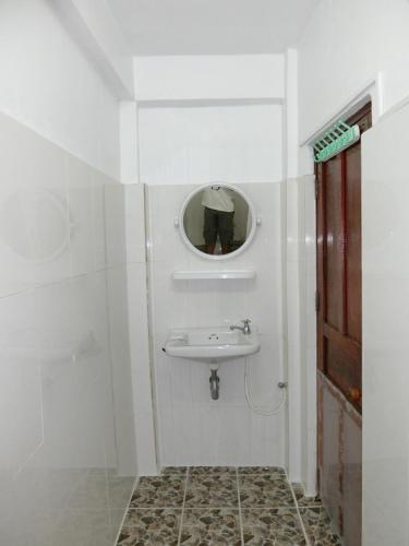 Ένα μπάνιο στο Rattana Guesthouse
