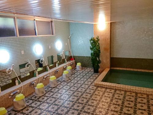 ein Badezimmer mit einem Pool, einem Waschbecken und einer Badewanne in der Unterkunft Silver Shiga in Yamanouchi