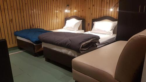 Giường trong phòng chung tại Joey's Hostel Agra