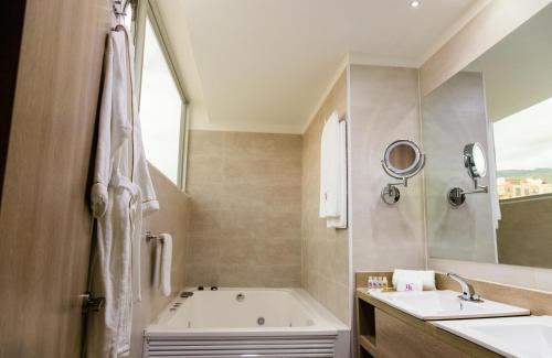 Ett badrum på Hotel Roseliere Bucaramanga
