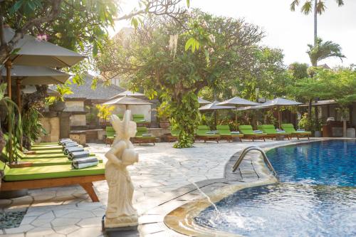 Swimming pool sa o malapit sa Kuta Seaview Boutique Resort