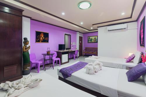 Ένα ή περισσότερα κρεβάτια σε δωμάτιο στο Grand Orchid Inn Patong beach