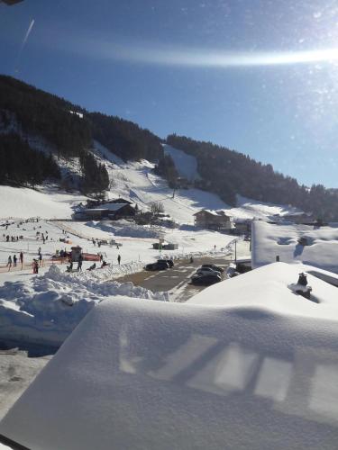 a group of people skiing down a snow covered slope at vista monte in Eben im Pongau