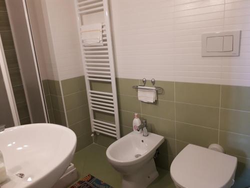 ein Badezimmer mit einem weißen WC und einem Waschbecken in der Unterkunft b&b L'Aquila del Parco in Pizzoli
