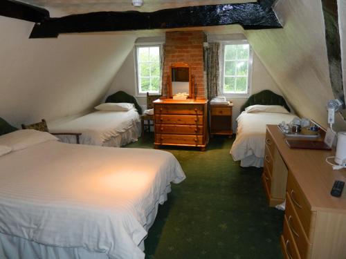 Llit o llits en una habitació de The Cedars Hotel