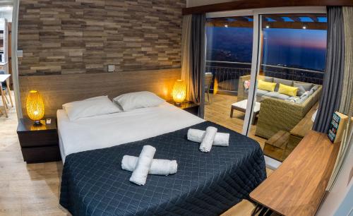 Una habitación de hotel con una cama con toallas. en Panorama Edge, en Peyia